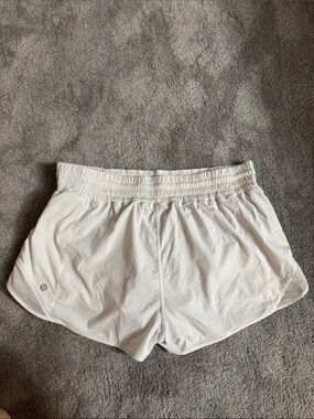 lululemon athletica White hotty hot 2.5 inch Shorts